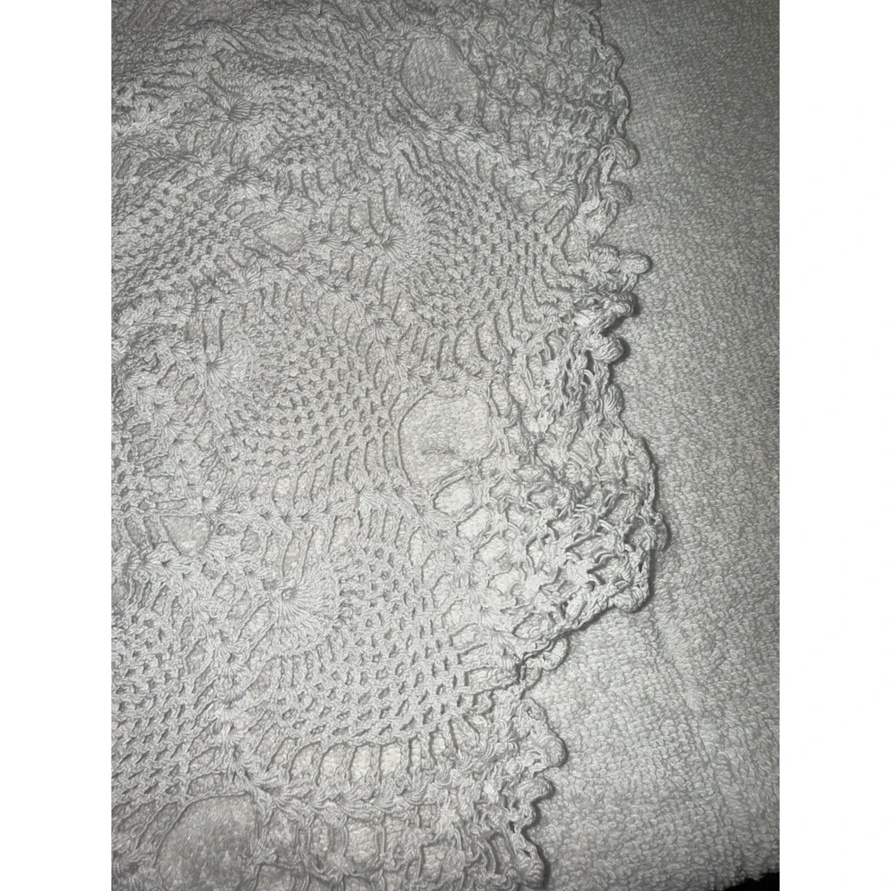 Vintage Doilies Lot Of 2 One Rectangular Dresser‎ Doily And One Large Round
